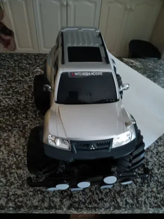 Coche teledirigido 4x4 pila recargable nueva