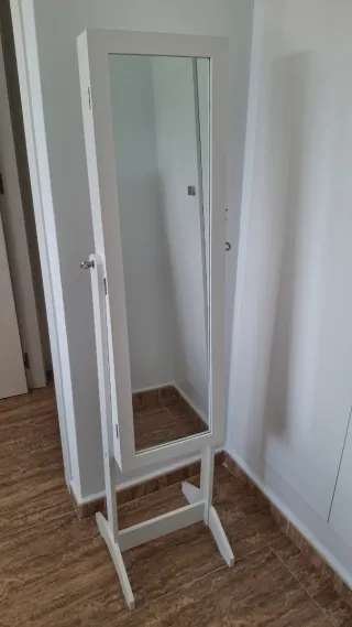 Joyero de pie con espejo blanco