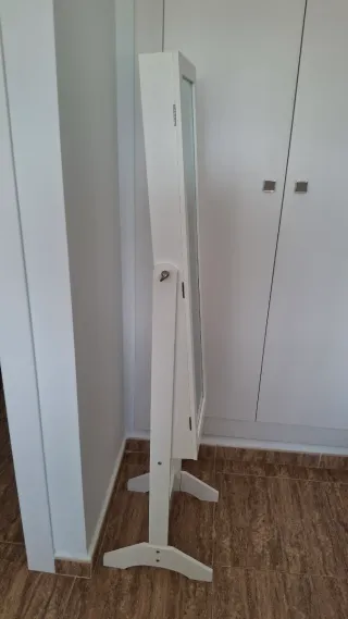 Joyero de pie con espejo blanco