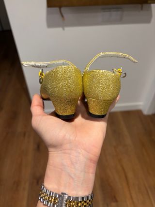 Zapatos dorados niña glitter con tira