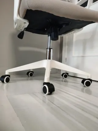 Silla de oficina ergonómica beige y blanca