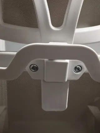 Silla de oficina ergonómica beige y blanca