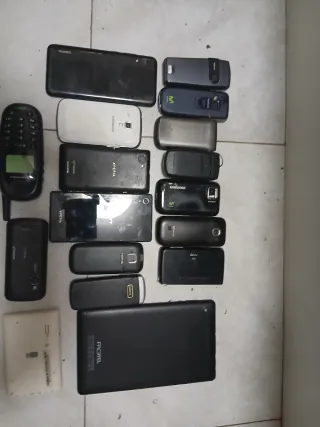 Lote de móviles Nokia etc tablet mp3 etc