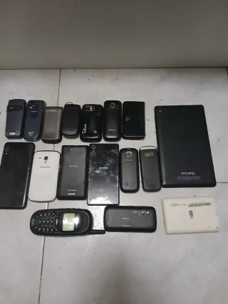 Lote de móviles Nokia etc tablet mp3 etc