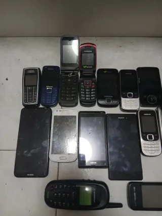 Lote de móviles Nokia etc tablet mp3 etc