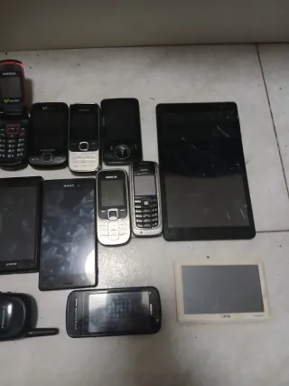 Lote de móviles Nokia etc tablet mp3 etc