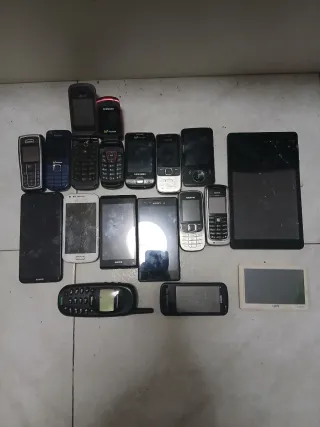 Lote de móviles Nokia etc tablet mp3 etc
