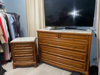 Cómoda y mesita de noche con tapa de mármol