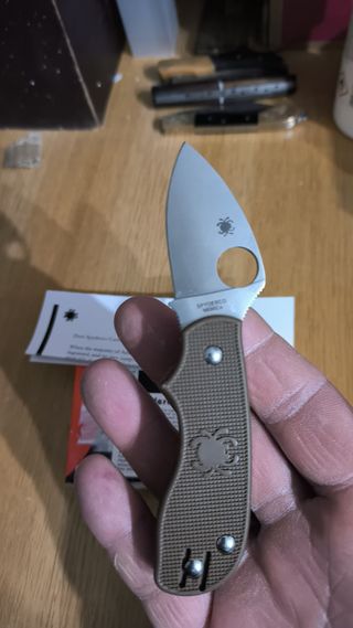 Navaja Spyderco Marrón,hoja de 5 centímetros