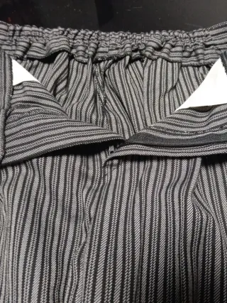 Pantalón de rayas gris y negro