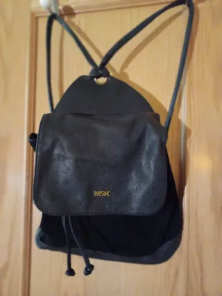 Mochila negra tipo bolso