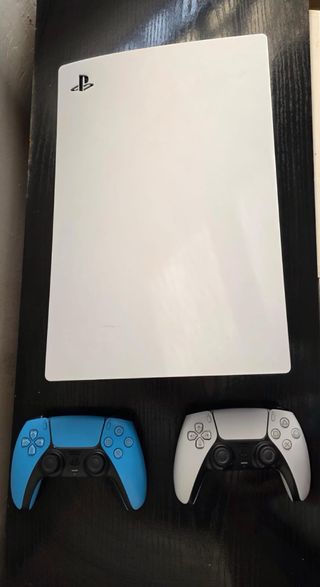 Consola PS5 + 2 Mandos (Blanco y Azul)