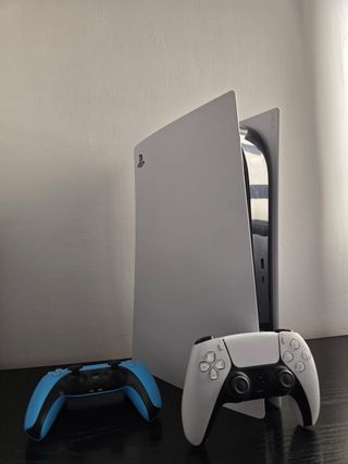 Consola PS5 + 2 Mandos (Blanco y Azul)