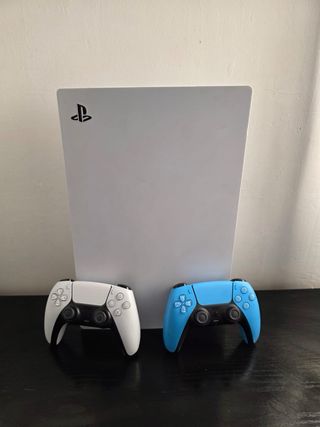 Consola PS5 + 2 Mandos (Blanco y Azul)