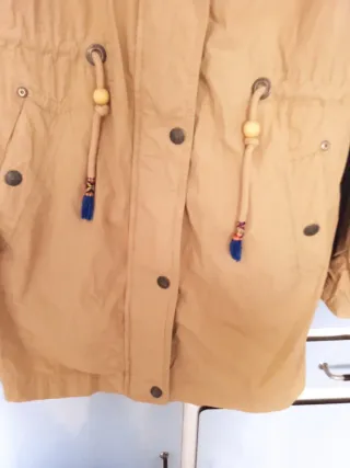 Chaqueta beige cuello alto