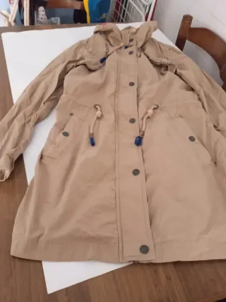 Chaqueta beige cuello alto