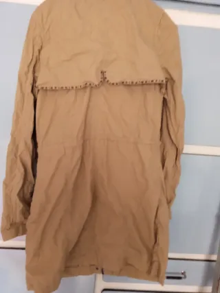 Chaqueta beige cuello alto