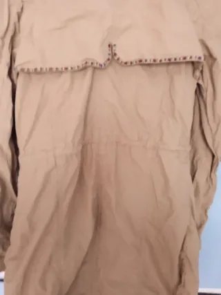 Chaqueta beige cuello alto