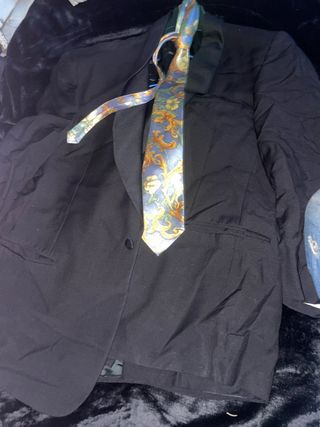 Traje Negro con Corbata Multicolor