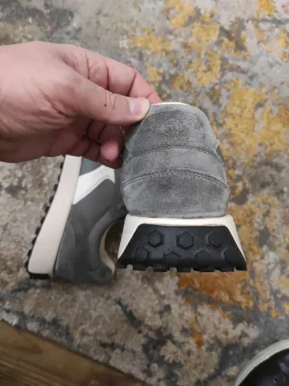 Zapatillas grises y blancas