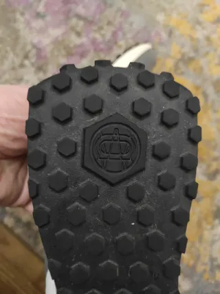 Zapatillas grises y blancas