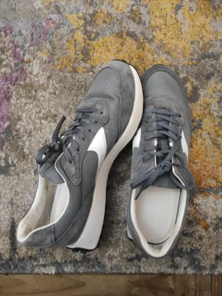 Zapatillas grises y blancas