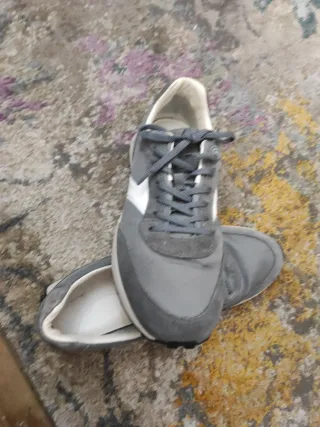 Zapatillas grises y blancas
