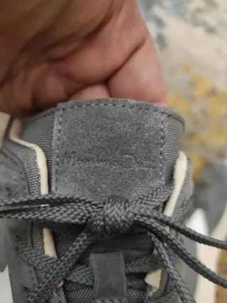 Zapatillas grises y blancas