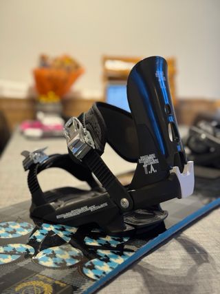 Tabla Snowboard 156 Rossignol, Fijaciones y funda