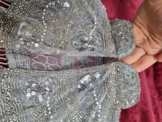 NUEVO Capa de hombros plateada con abalorios