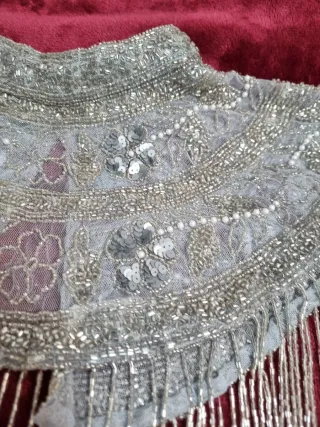 NUEVO Capa de hombros plateada con abalorios