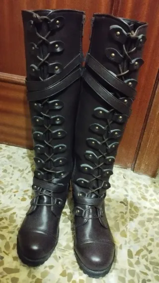 Botas altas militares marrones oscuras