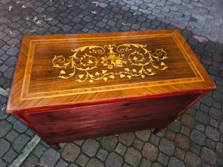 Credenza Luigi XVI intarsiata