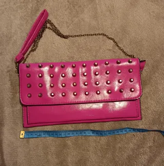 Bolso de mano rosa con tachuelas doradas