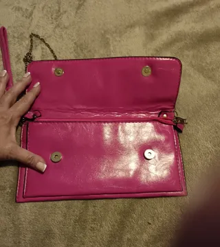 Bolso de mano rosa con tachuelas doradas