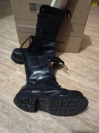 Botas de piel negras con punta de acero.