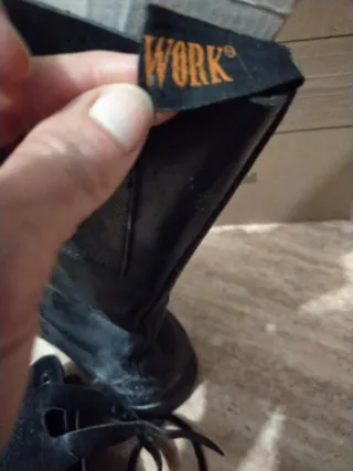 Botas de piel negras con punta de acero.