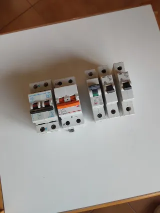 AUTOMÁTICOS E INTERRUPTORES ICP