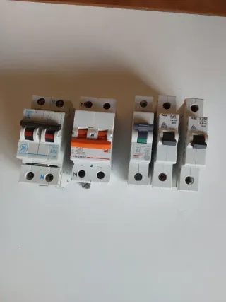 AUTOMÁTICOS E INTERRUPTORES ICP