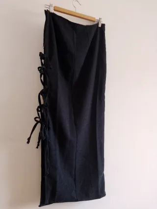 Falda gris con lazada lateral