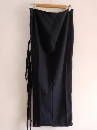 Falda gris con lazada lateral