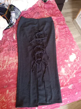 Falda gris con lazada lateral