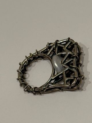 Anillo plateado con piedra perla