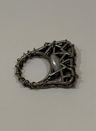 Anillo plateado con piedra perla