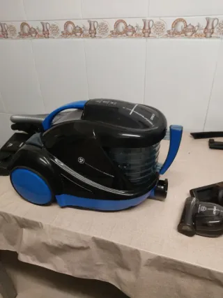 Aspirador trineo con depósito de agua