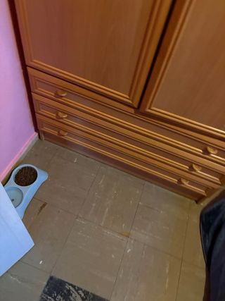 Armario de madera con cajones