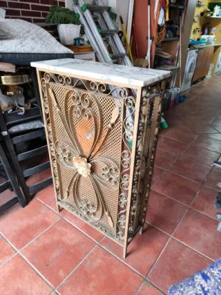 Cubre radiador de metal  con mármol