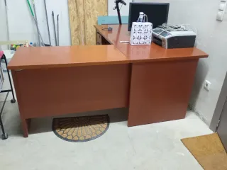 Mesa de oficina de madera maciza con dos cajones