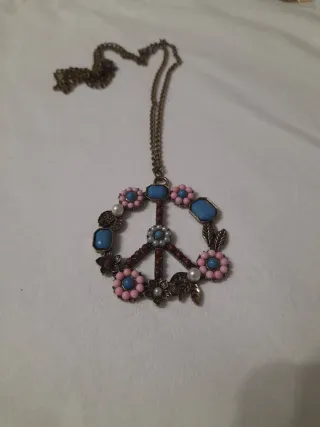 Collar Símbolo Paz Flores Perlas