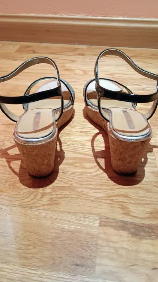 Sandalias de cuña plateadas y negras